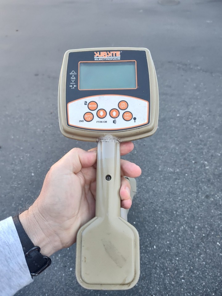 Subsite 950R and 950T , Ditch Witch cable pipe locator with leads and