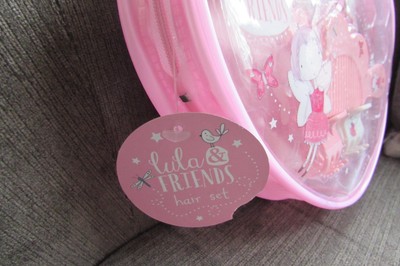 Century House Lula & Friends - Sac En Coeur Avec Accessoires Cheveux - Neuf Étiqueté Rose