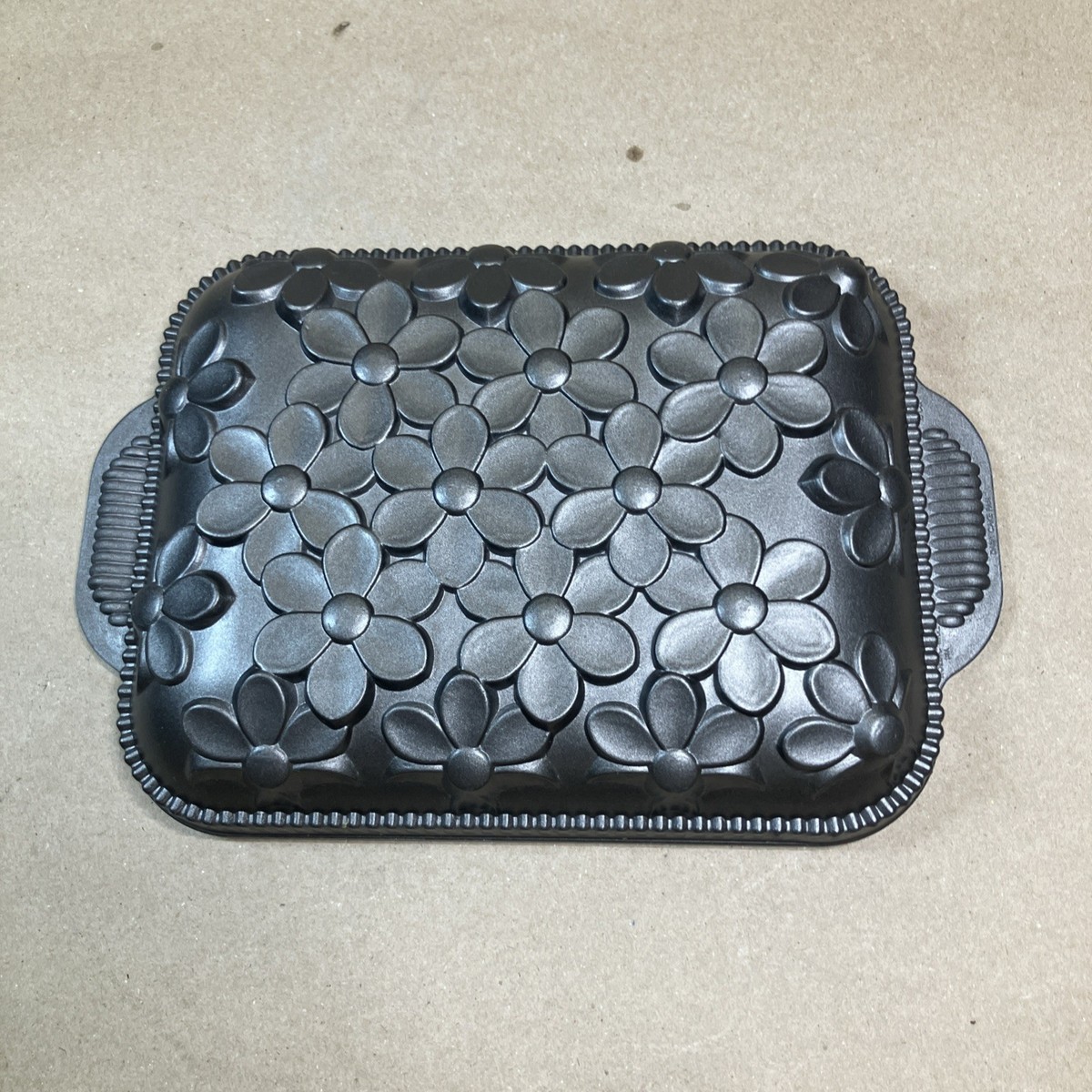 【新品未使用】Nordic Ware ケーキ型 Daisy Cake Pan Nordic Ware Daisy Cake Pan 10 Cups 9x11 Floral Flowers Cast Mold