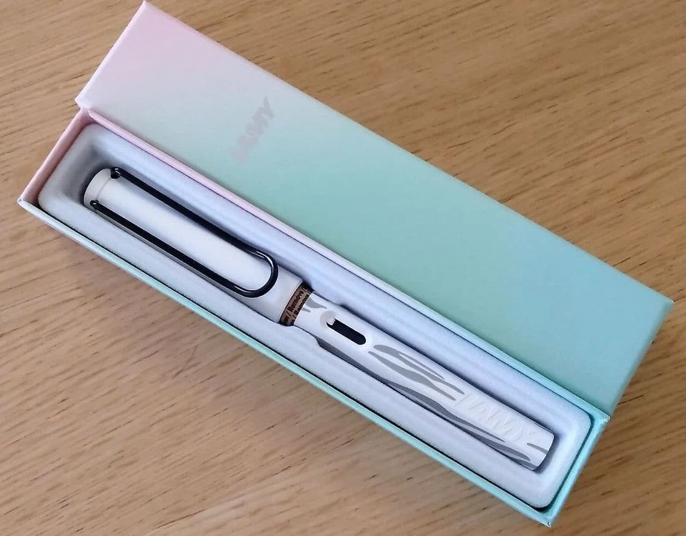 Pluma Estilográfica LAMY Safari, Cebra, Blanca, Plumín Fino Foto 2 de 4