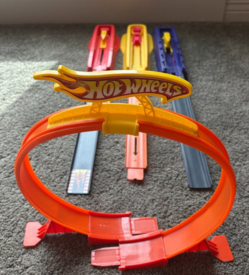 Hot Wheels Launchers (3) and Stunt 360 Loop 