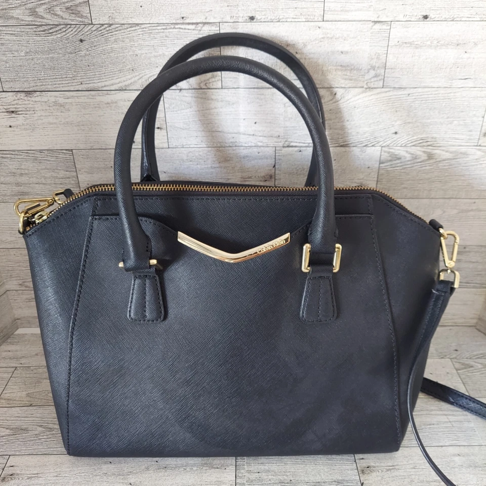 Сумочка через плечо Calvin Klein черная кожа регулируемый ремень сумка золотистые акценты - Изображение 2 из 4