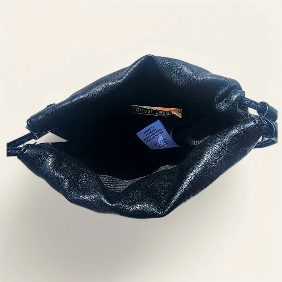 Mini bolso cubo negro Free People Street Level | Cartera con cordón Foto 4 de 4