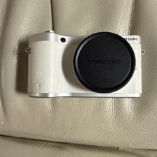 Samsung NX300 20.3MP Digital Camera - USA SELLER - Screen Has Crack- Works
