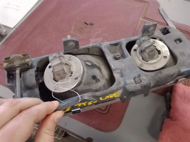 Passenger Right Headlight Fits 90-96 SILHOUETTE 30301 - Image 3 of 3