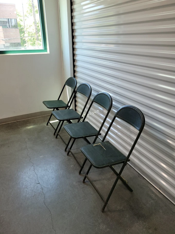 Juego de 4 sillas plegables de metal verde Mid Century Foto 2 de 4