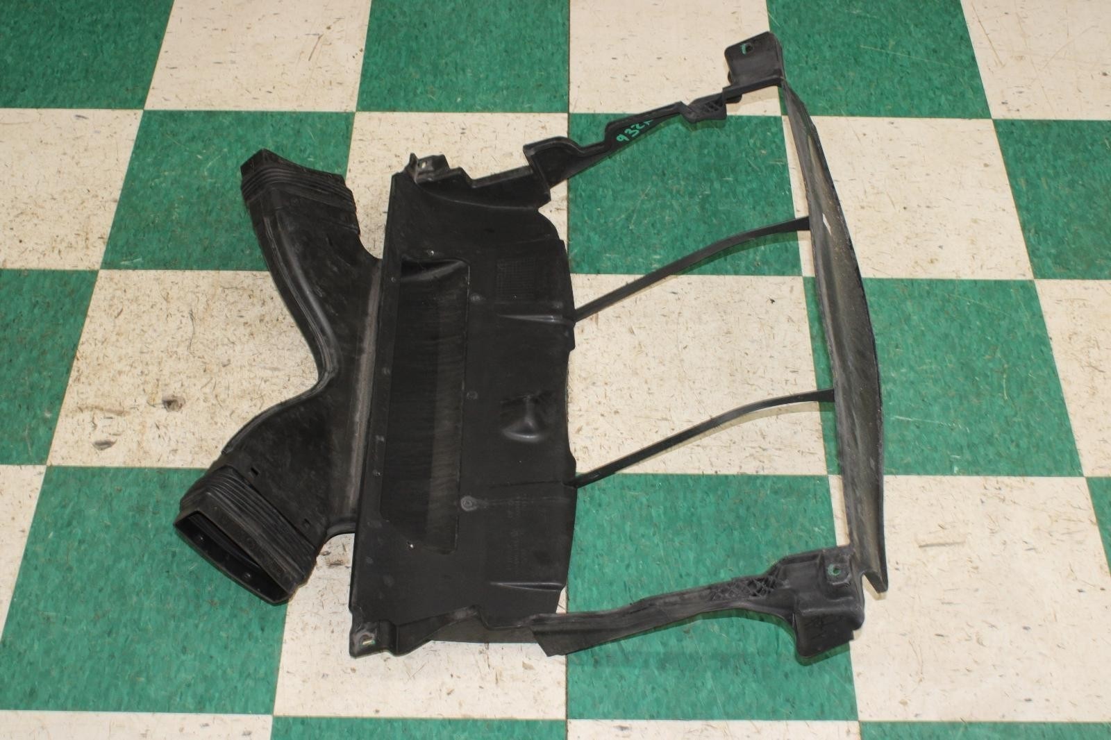 14-17 Ghibli 3.0L Radiator Air Guide Deflector Cleaner Duct Intake OEM Unit OE