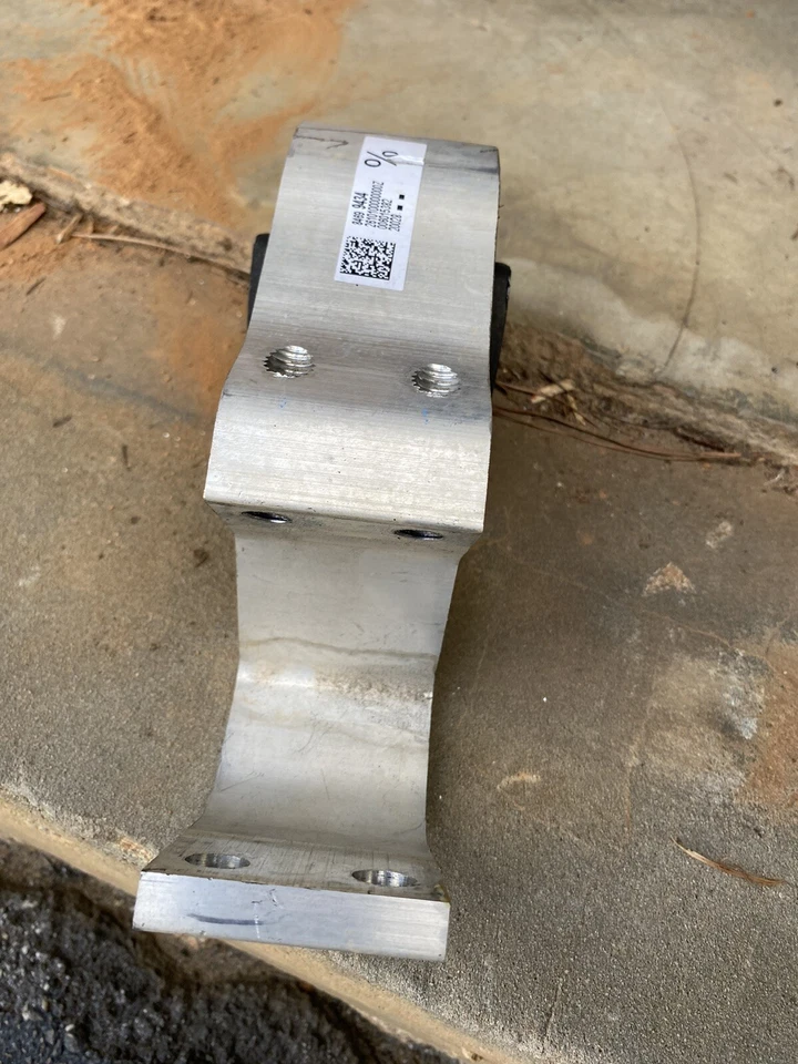 Buick Enclave 2020 montaje de soporte de transmisión inferior trasera OEM 84699434 Foto 2 de 3