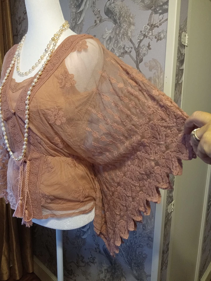 Top de ala de murciélago bordado de encaje bohemio Foto 4 de 4