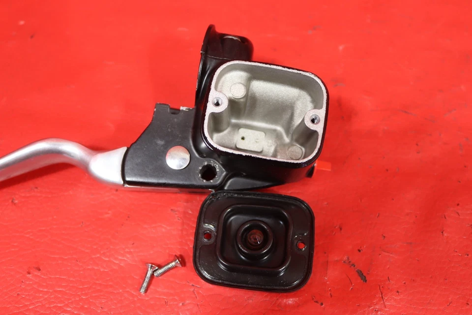 Harley-Davidson Road King Firefighter 2002 SE EFI FLHRI cilindro maestro delantero Foto 2 de 4