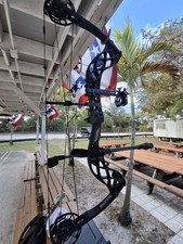 Bowtech Carbon Zion. Right Hand. 70' Compound Bow Black Right Hand Target