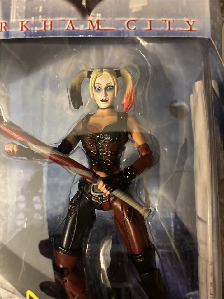 DC Comics - Figura Harley Quinn Batman Arkham City Legacy Edition con póster Foto 2 de 3