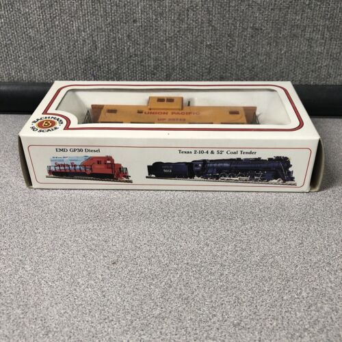HO Scale Bachmann 36' Wide Vision Caboose Union Pacific UP 25743 Yellow Train - Picture 3 of 7