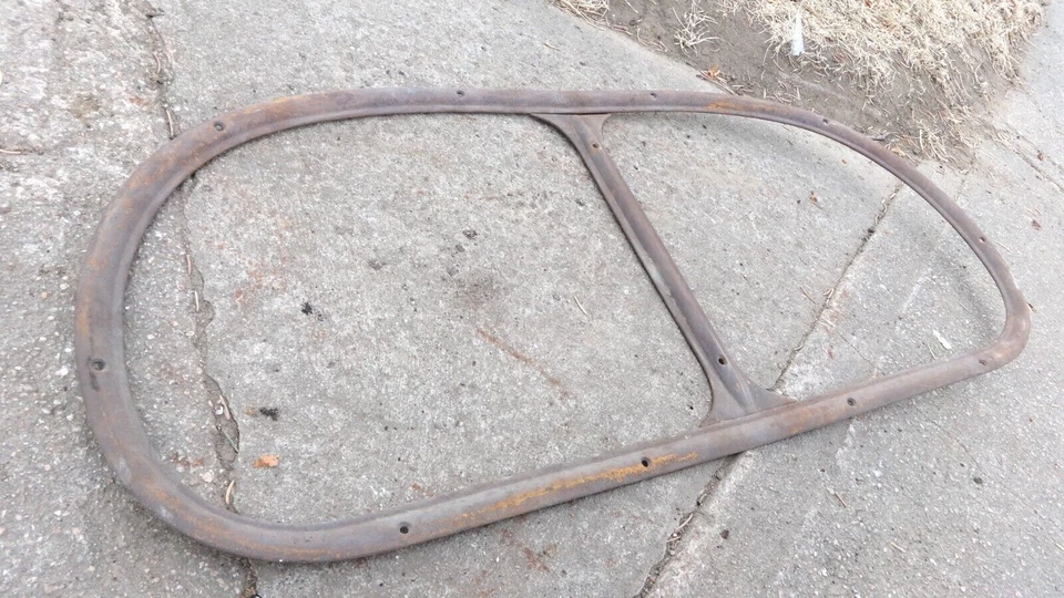 1939 1940 Ford Sedan MOLDAGEM DE ENFEITE DE JANELA TRASEIRA Original '38 Deluxe Sedan 2 Peças - Imagem 3 de 4