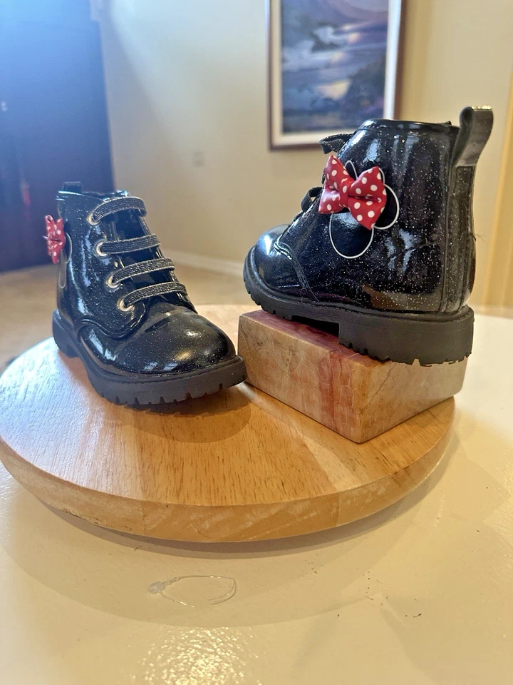 Botas de niña Disney Minnie Mouse charol negro imitación cuero con lazo rojo Foto 4 de 4