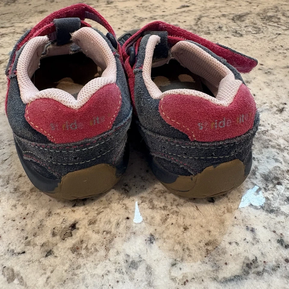 Chinelo infantil Stride Rite tamanho 7,5 de largura - Imagem 3 de 4