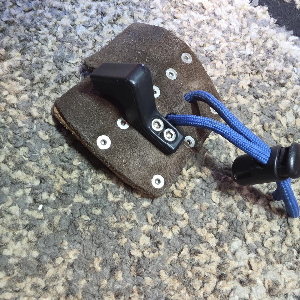 AAE Elite Finger Tab Cordovan medium Right Hand - Image 4 of 4