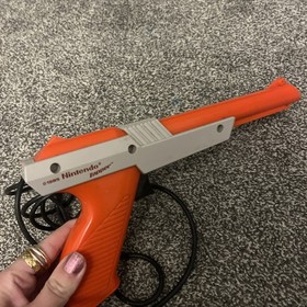 1985 Nintendo NES Zapper Light Gun NES-005 &ndash; Orange & Grey