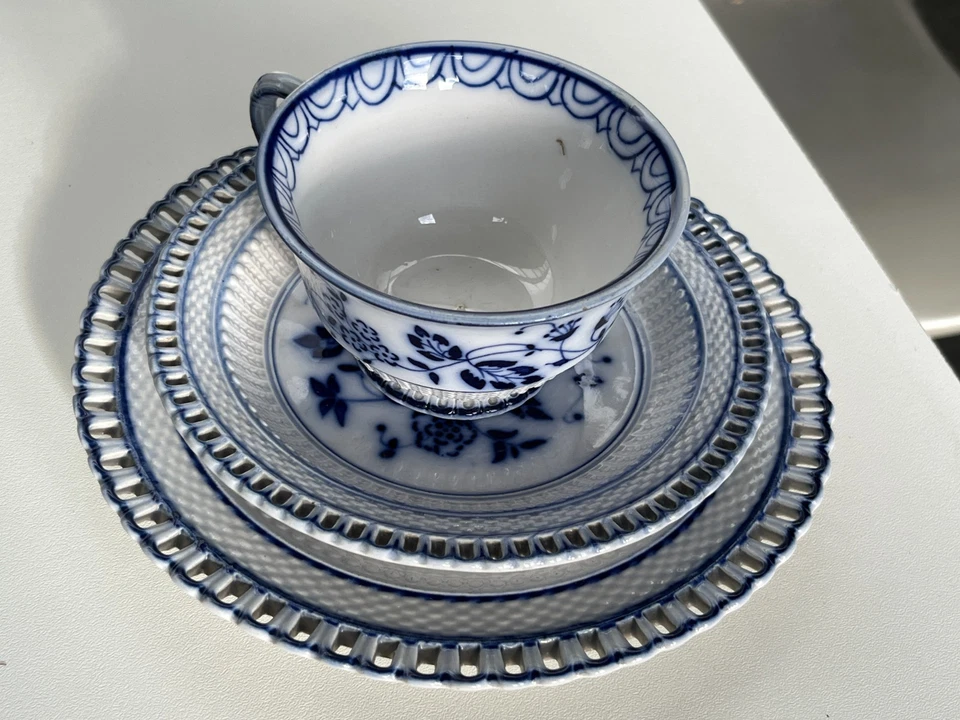 Anciennes assiettes + tasse en faïence – décor bleu floral peut-être Luneville - Photo 2/4