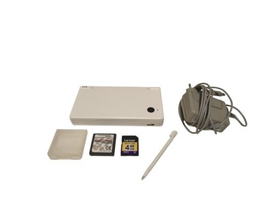 Nintendo DSi inkl. Stift, Ladekabel, Speicherkarte und Mario Kart DS | Getestet 