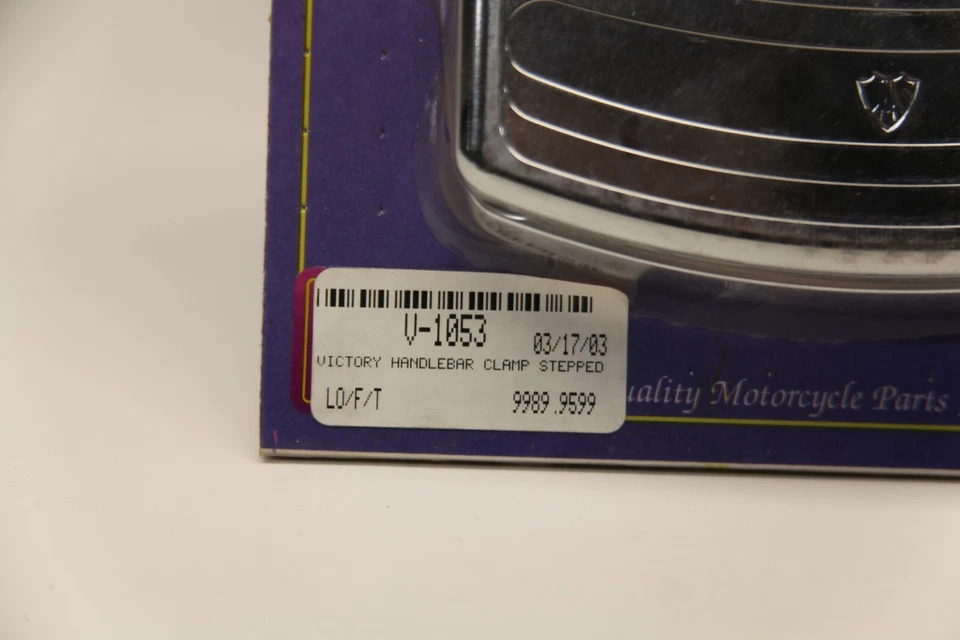 Abrazadera de manillar Arlen Ness VICTORY ESCALONADA V-1053 Foto 2 de 2