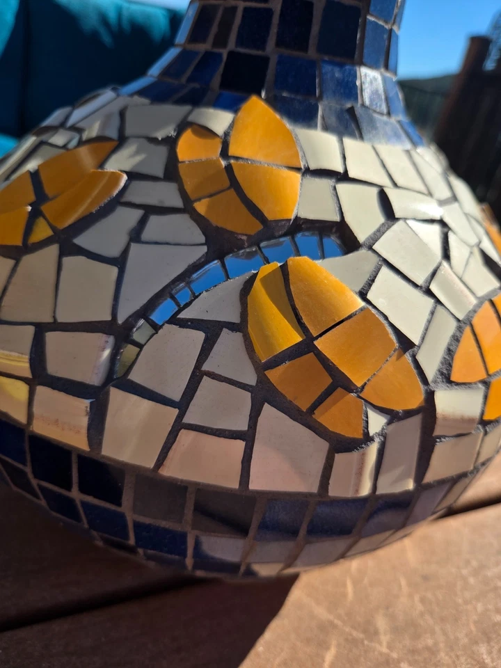 Jarrón grande vintage 2004 mosaico azulejo terracota 13" libélulas azul amarillo Foto 2 de 4