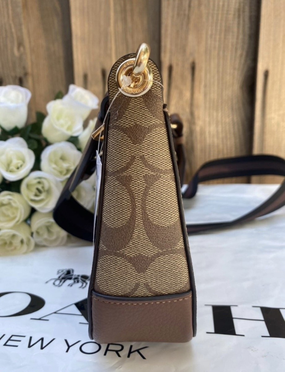 NWT COACH JES BAGUETTE IN SIGNATURE CANVAS crossbody bag NWT COACH JES BAGUETTE IN SIGNATURE CANVAS crossbody bag