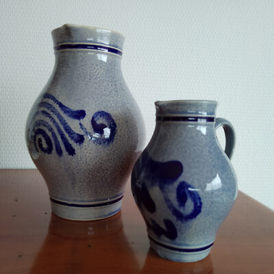 Zwei handbemalte blaue Sandsteinkrüge Marzi und Remi