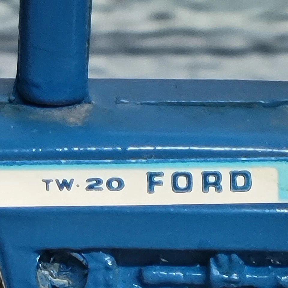 Ford TW-20 vintage Ertl escala 1/64 con tractor fundido a presión frontal azul/gris Foto 3 de 4