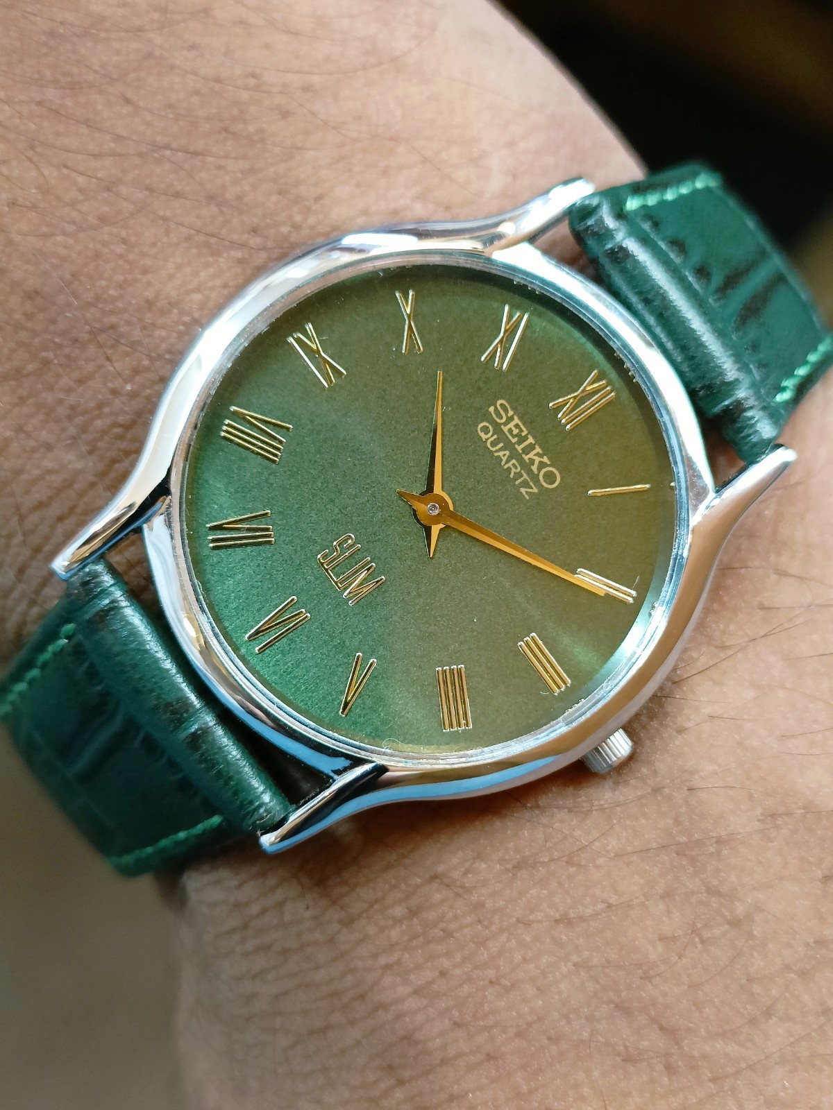 VINTAGE SEIKO SLIM QUARTZ GREEN DIAL JAPAN MEN'S WORKING DRESS WATCH