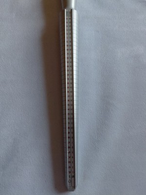 Ringstock zum Ausmessen von Ringen mit verschiedenen Maßskalen