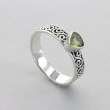 Triangle Green PERIDOT Ring - Multiple Sizes - 925 STERLING SILVER 32e