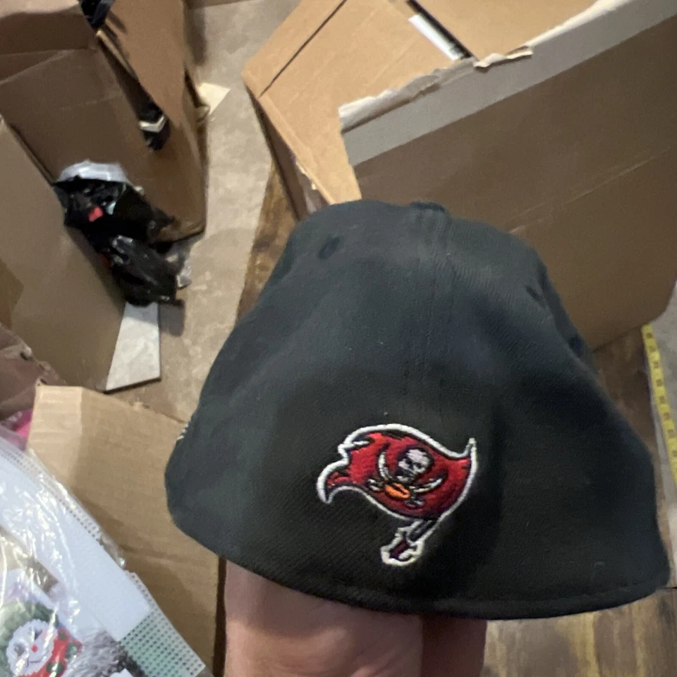 Sombrero Autografiado Tampa Bay Buccaneers Doug Martin New Era Pequeño-Mediano Elástico  Foto 4 de 4