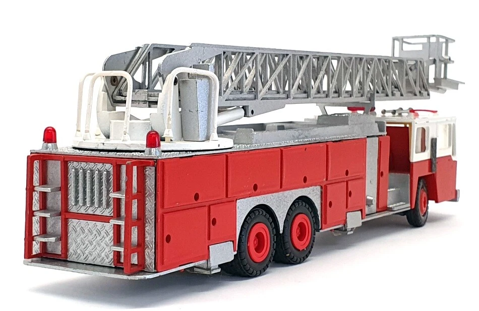 Conrad 1/50 Scale 5504 - E-One 95 Aerial Ladder 3 Axle Fire Engine - Image 2 of 4