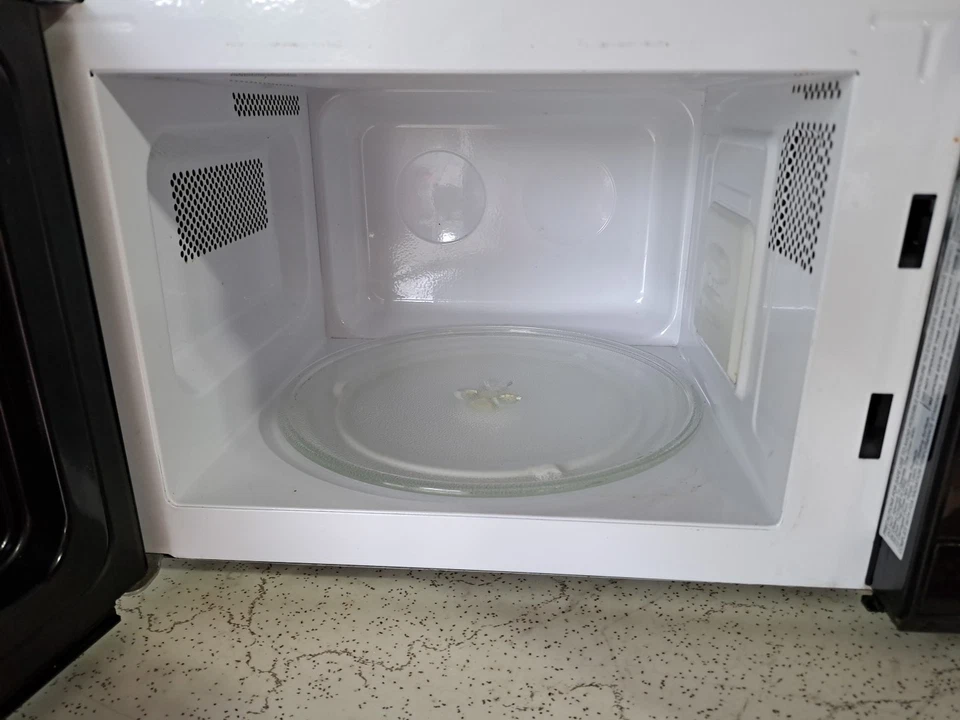 Used Magic Chef MCD770B Compact 0.7 cu. ft. Countertop Microwave 700 watts - Image 2 of 4