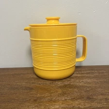 Vintage bright yellow Rubbermaid plastic pitcher 1.5 quart #2677