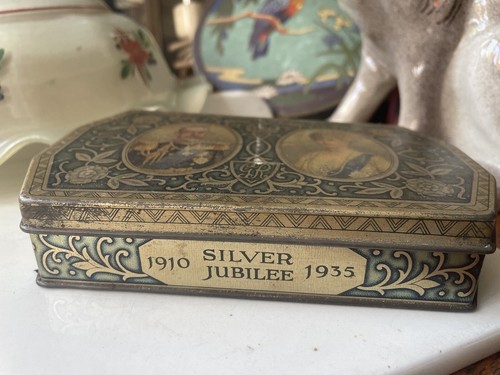 Silver Jubilee Tin King George & Queen Mary 1935 & Sugar Craft Cake Flowers - Picture 3 of 7