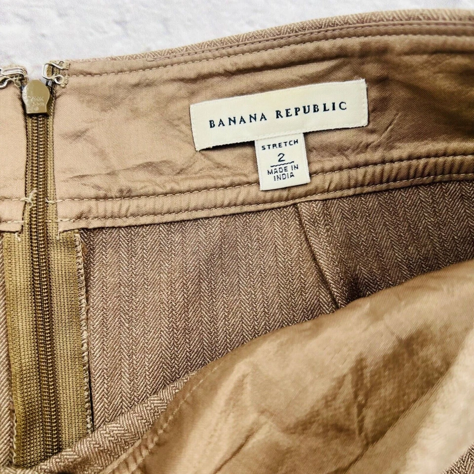 Falda de carrera lápiz elástica hasta la rodilla Banana Republic beige talla 2 bolsillos Foto 4 de 4