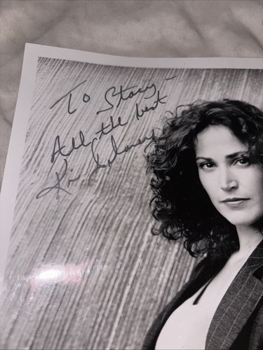 Kim Delaney Autographed 10”x8” B&W Photo 1999 Detective Diane Russell NYPD Blue - Afbeelding 2 van 7