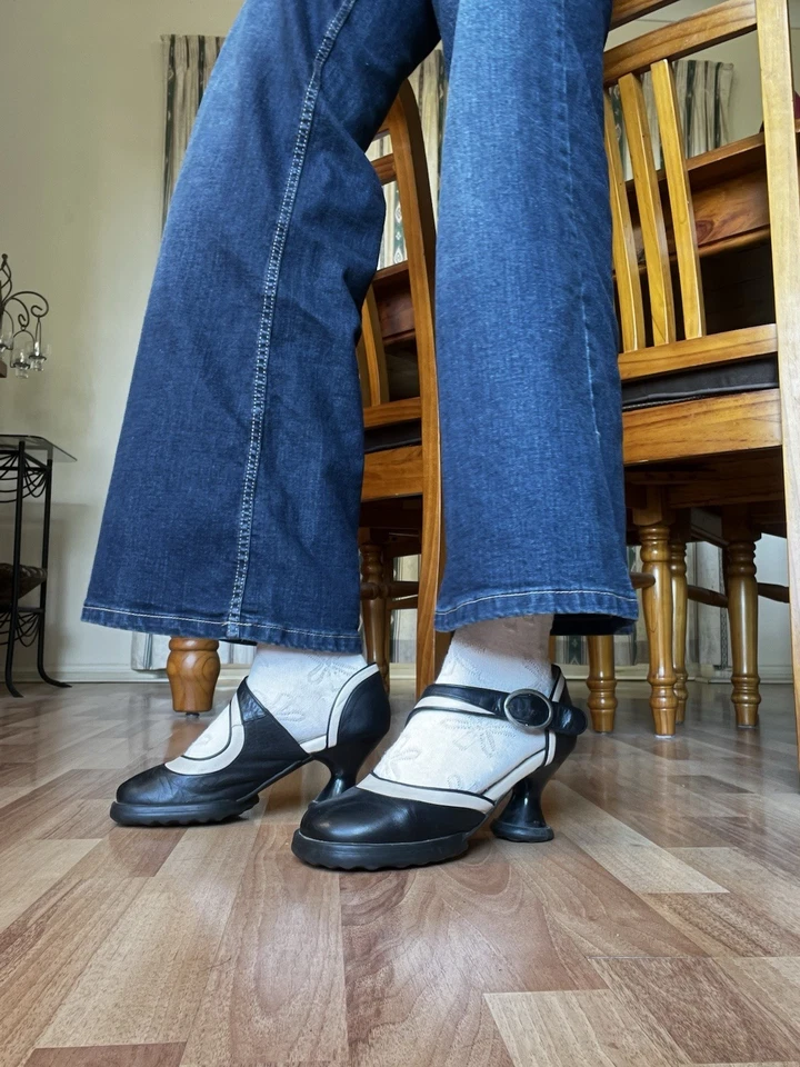 Sapatos de Salto JOHN FLUEVOG Minis 'Elif' Mary Jane Preto e Bege Feminino 8-8.5 - Imagem 2 de 4