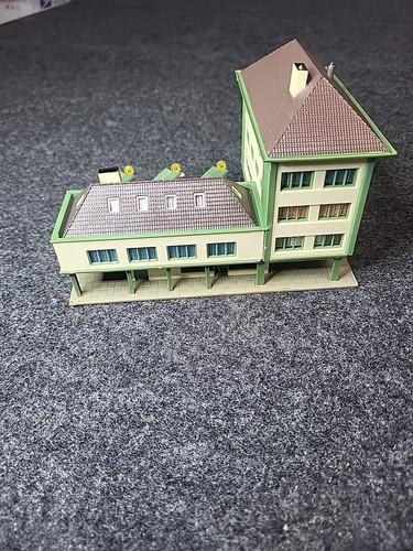 Vollmer N Scale 19677 Bus Stop, Post Office , Foto Farmacy, Fully Assembled - Picture 6 of 24