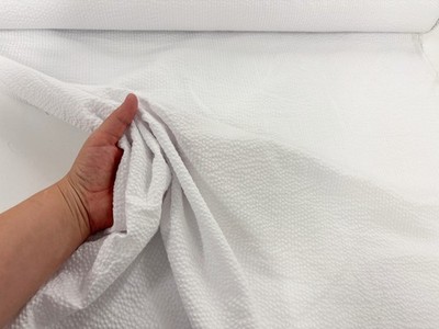 Weißer Seersucker Stoff Faltenstruktur Polycotton Schneiderei Streifenmaterial