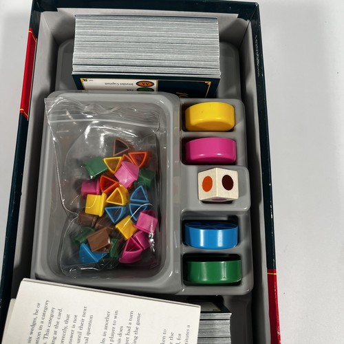 Trivial Pursuit 1995 Edition Family Board Game 1500 Topical Questions & Answers - Picture 5 of 5