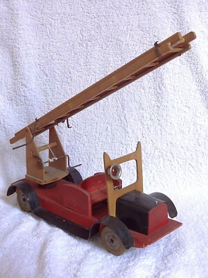 Ancien Camion De Pompier Jouet - Bois Et Tôle - Échelles Et Gyrophare - Années 1920 - 40 Cm