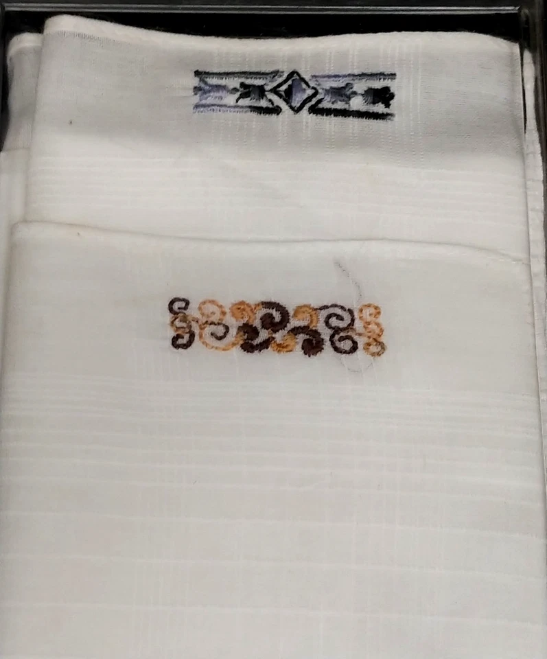 Juego de pañuelos vintage para hombre nuevos en caja bordados años 60 lino algodón/2 sin marca Foto 2 de 3