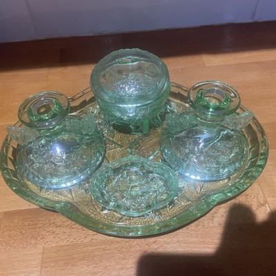 Vintage grünes Glas Schminktisch Set mit Schmetterling und Blumenmuster