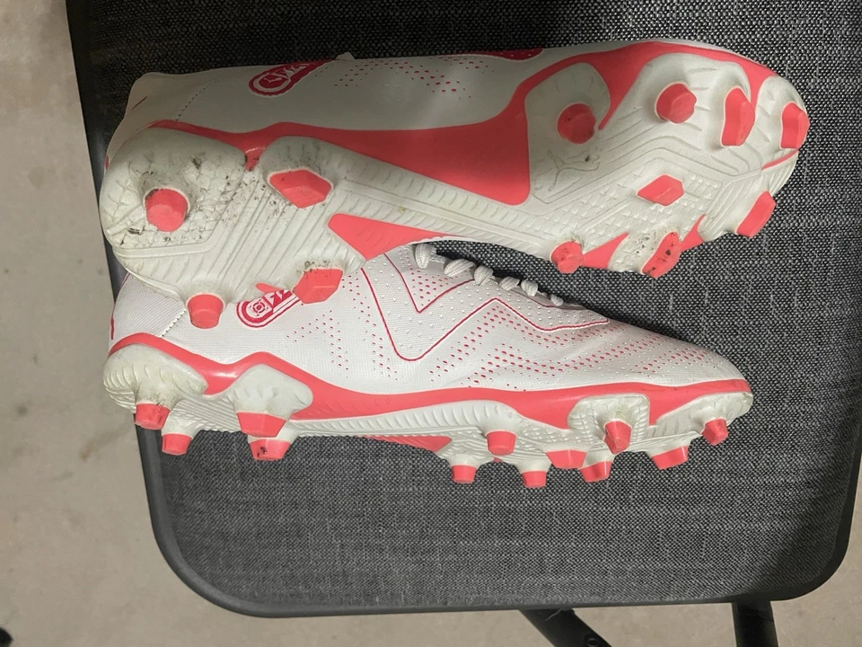 Botines Puma blancos y de fútbol para niñas Foto 2 de 3