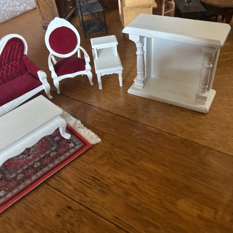 Mueble muñeca miniatura salón con mesas auxiliares mesa de centro y chimenea Foto 2 de 3