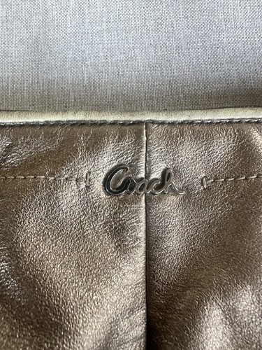 Mini bolso hobo vintage Coach Soho bronce metálico brillante con dijes - Imagen 5 de 12