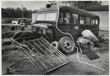 Orig Foto Phil Drake 1979 Auto Stillleben Schrottplatz Wracks Bus + Pickup photo